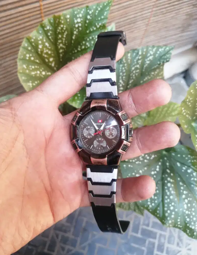 Jam tangan pria swiss army