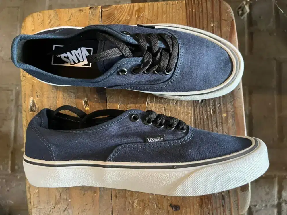 Sepatu Vans Authentic Navy Size 40  MURMER