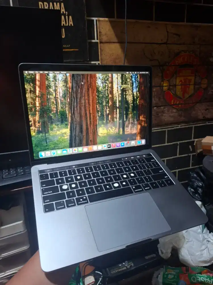 Macbook Pro 2019 Touchbar iBox Fungsi Normal Siap Pakai