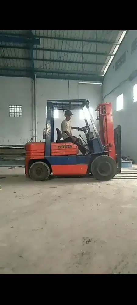 Forklitp mobil angkat barang berat