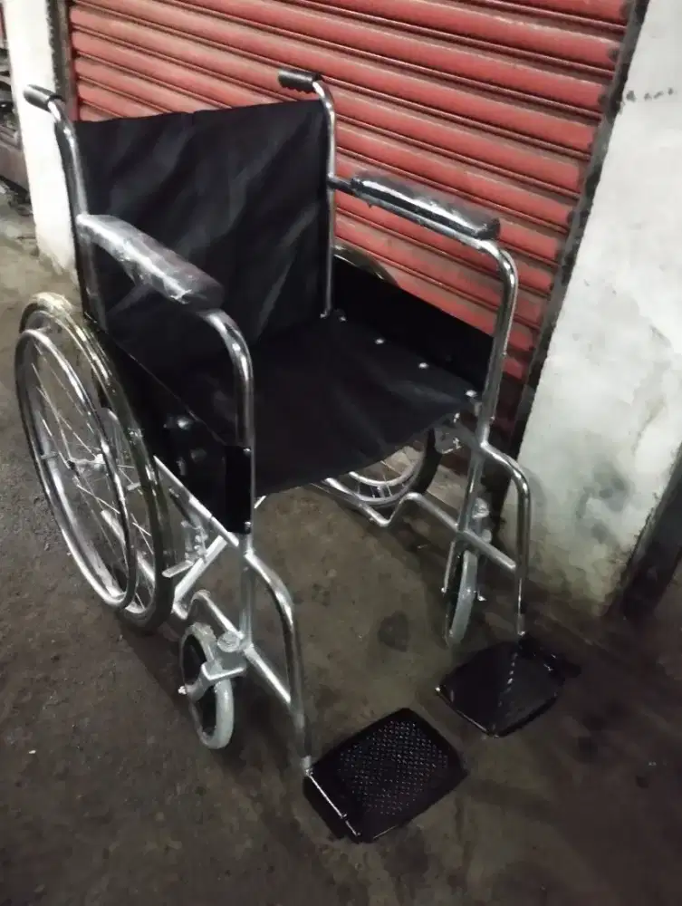 Kursi roda bekas siap pakai