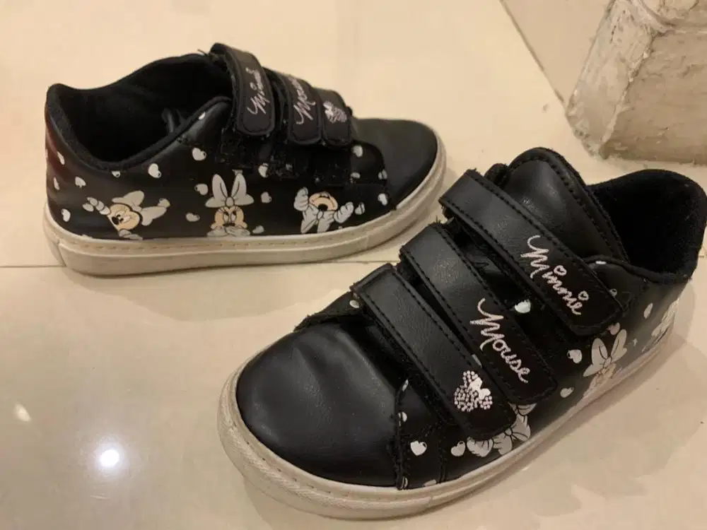 Sepatu Disney ukuran 30
