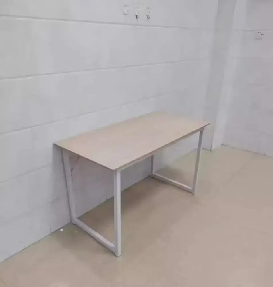 Meja KOMPUTER/laptop/kerja/kantor
