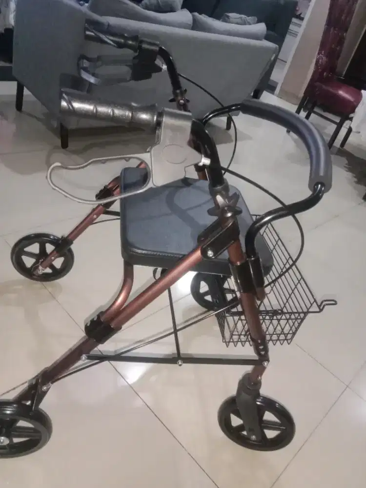 Alat bantu jalan like new dipake cuman sekali aja