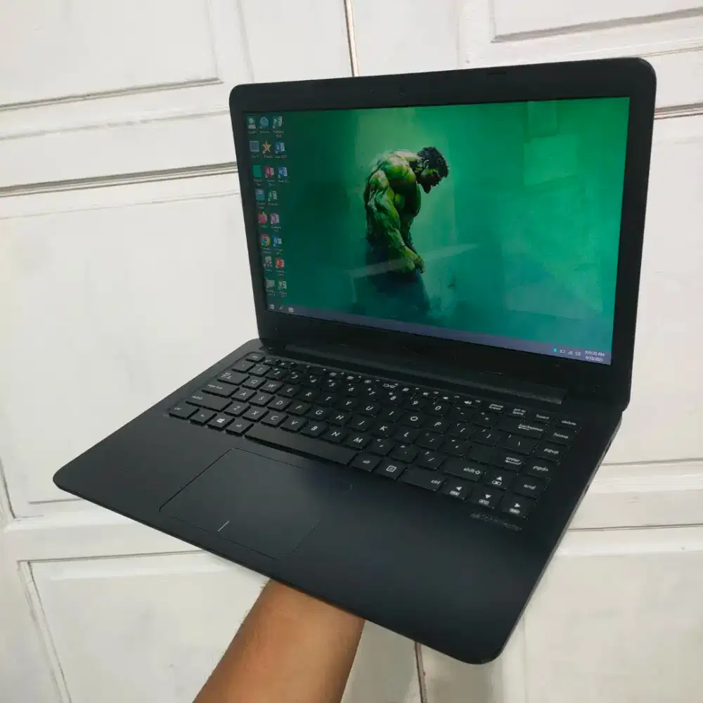 Laptop Asus E402Y Tipis SSD 256GB AMD E2-7015