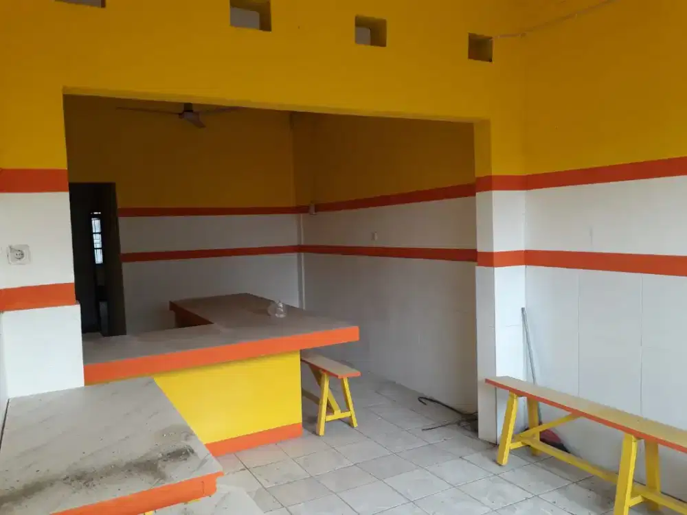 Meja saji meja makan dan kursi warteg belum sempat terpakai