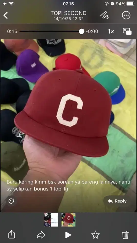 Topi Snap Back warna merah tua