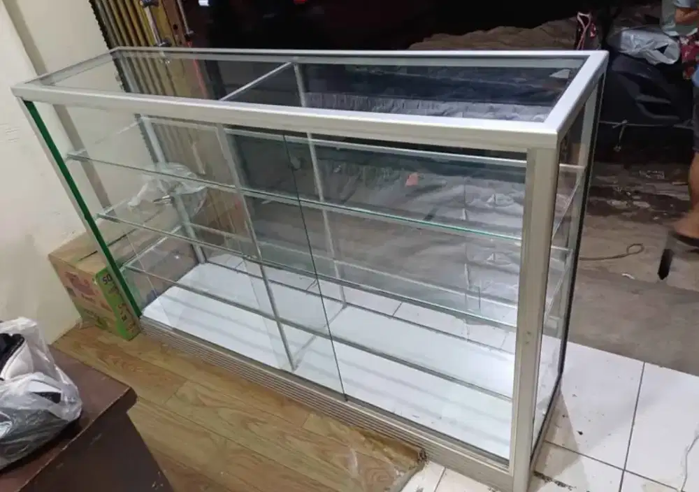 Etalase Kaca Untuk jualan Ukuran 150cm