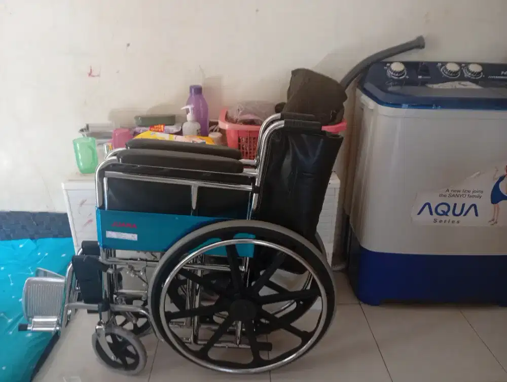 kursi roda baru 1x pakai like new masih ada dus dan msh ada plastik