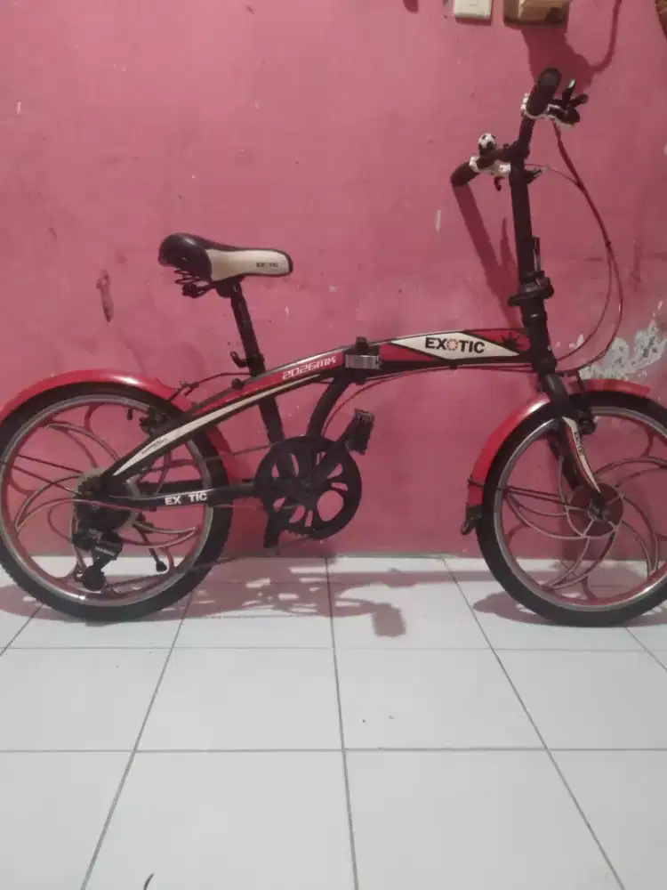 Sepeda exotic warna merah asli