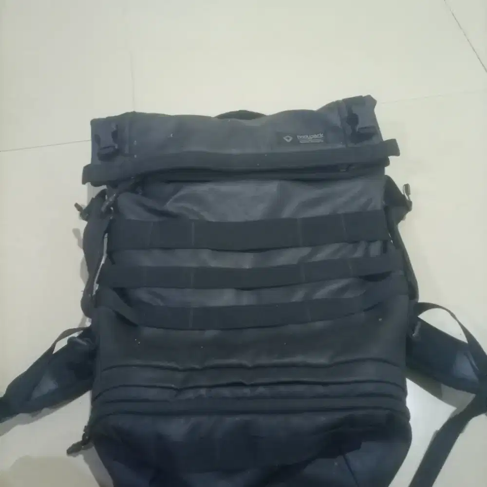 Tas bodypack warna hitam kondisi masih ok