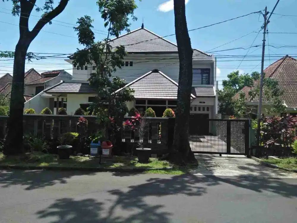 Dijual rumah mewah 2 lantai dekat gedung sate :