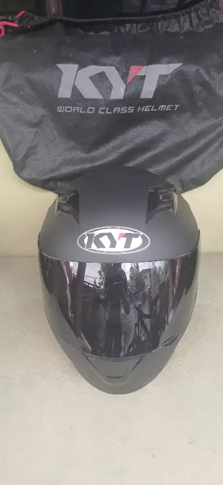HELM FULLFACE KYT HITAM DOVE UKURAN XL–GAYA MASKULIN,KEAMANAN MAKSIMAL