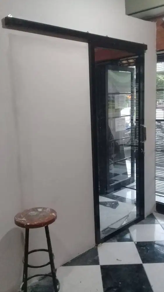 Sekat Partisi Pakai Kusen Alumunium + Aluminium + Gypsum + Kaca + PVC