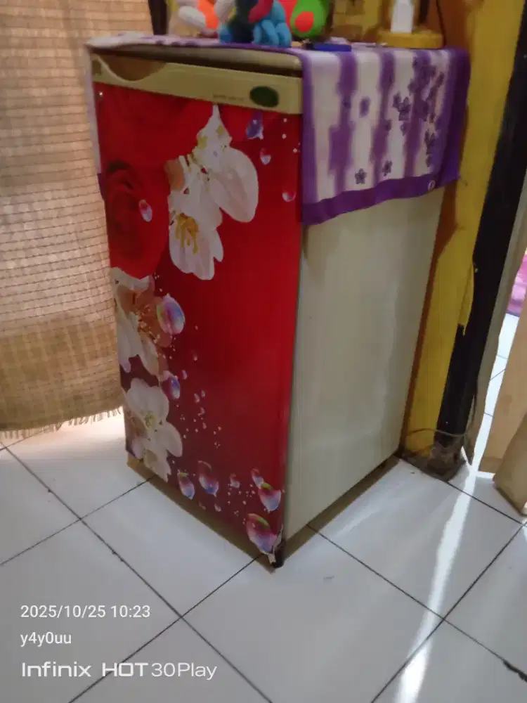Kulkas merek Sanyo 1 pintu kondisi normal bisa cek dlu