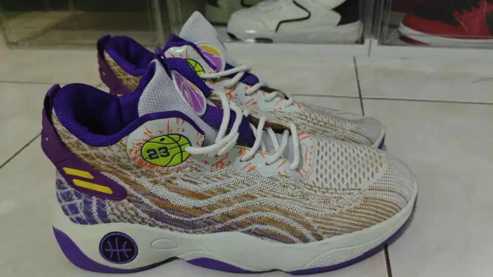SEPATU RUNNING BASKET
