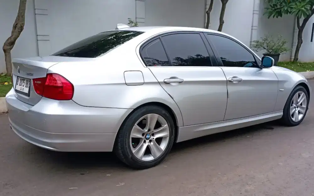 BMW 320i E90 AT Lci 2011 Silver Met Istimewa Sekali Sangat Terawat