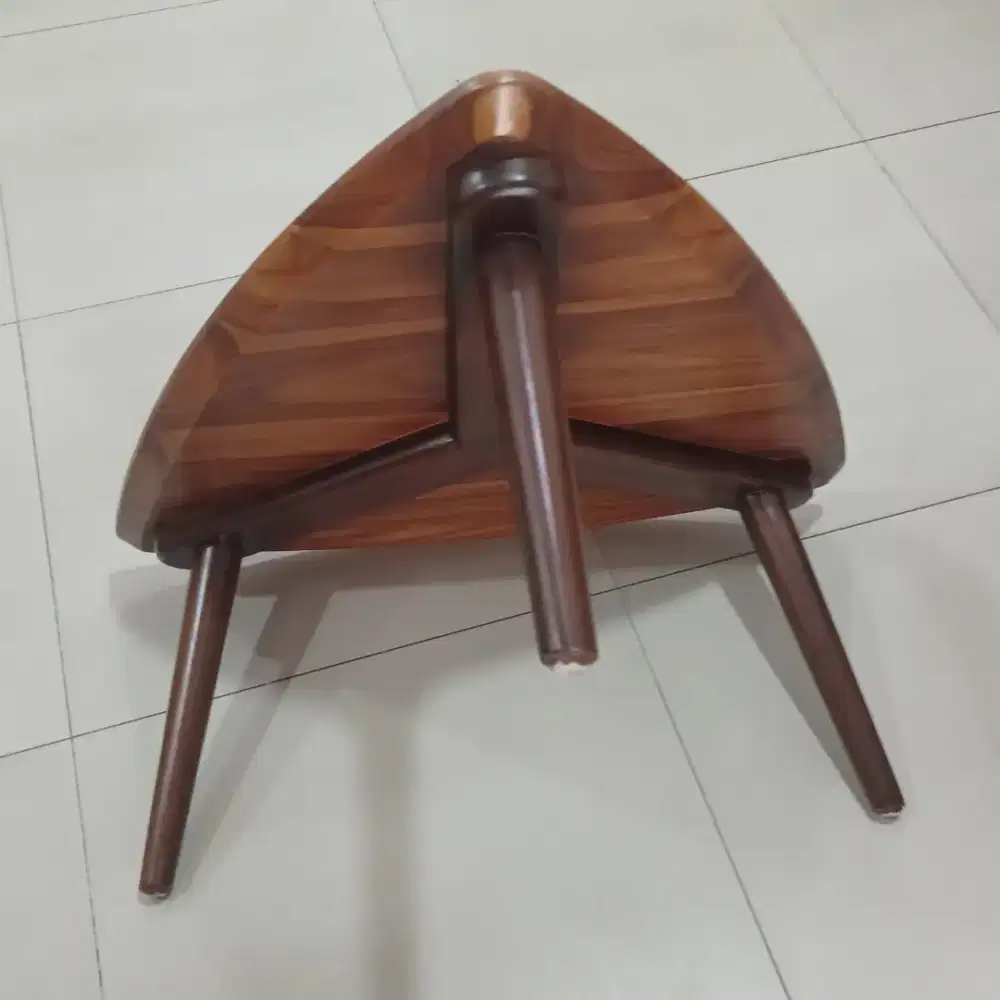 Meja Tamu Segitiga Jati