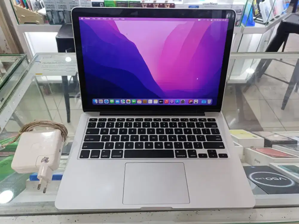 MacbookPro 2015 
16/512
Unit + charger