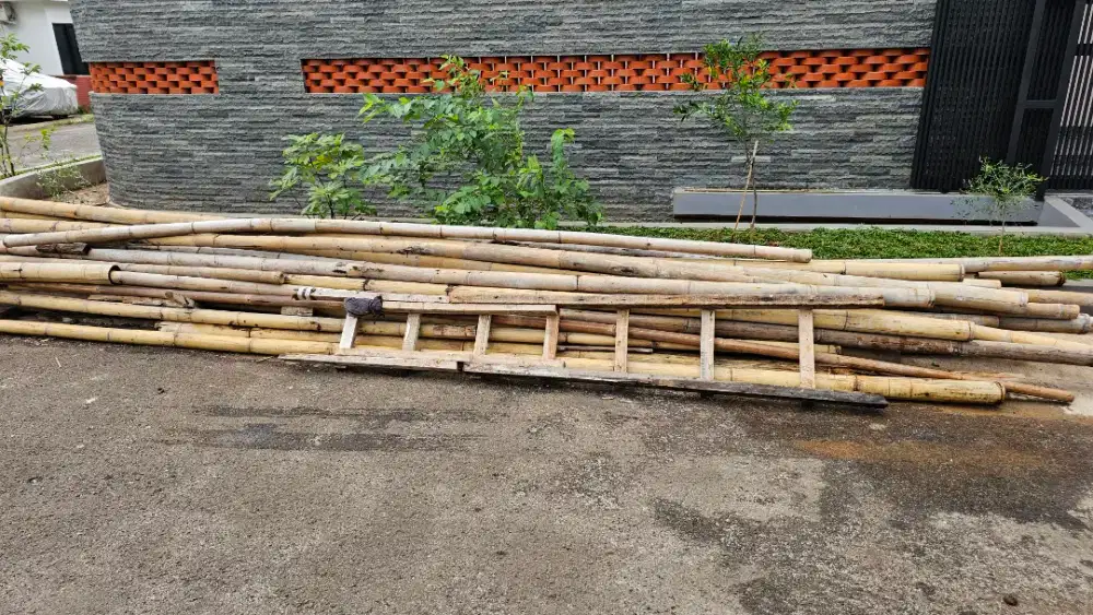Bambu Proyek dan Sisa Kayu