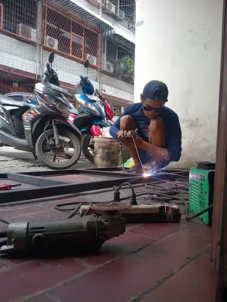 Mencari pekerjaan.