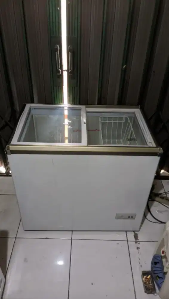 dijual cepat freezer box kaca