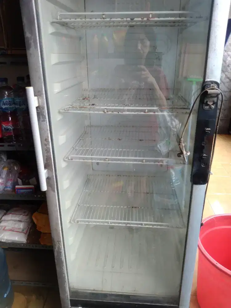 Kulkas minuman merek polytron