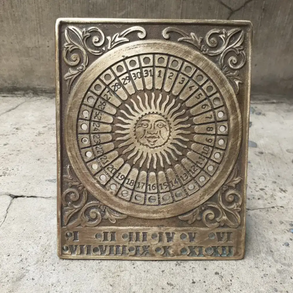 Jam matahari kuningan antik