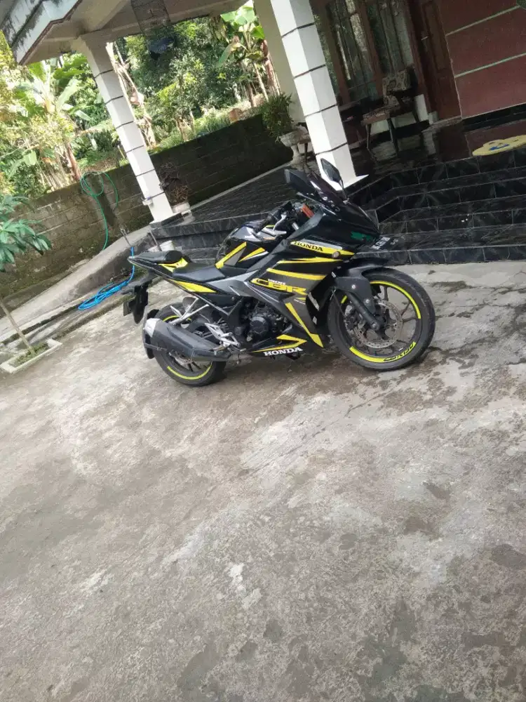 Honda cbr 150 di jual.tahun 2016 pajak hidup.tangan pertama