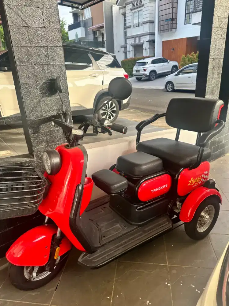 Dijual motor listrik Tangkas Lungo, cuma dipakai 3x ke depan gang