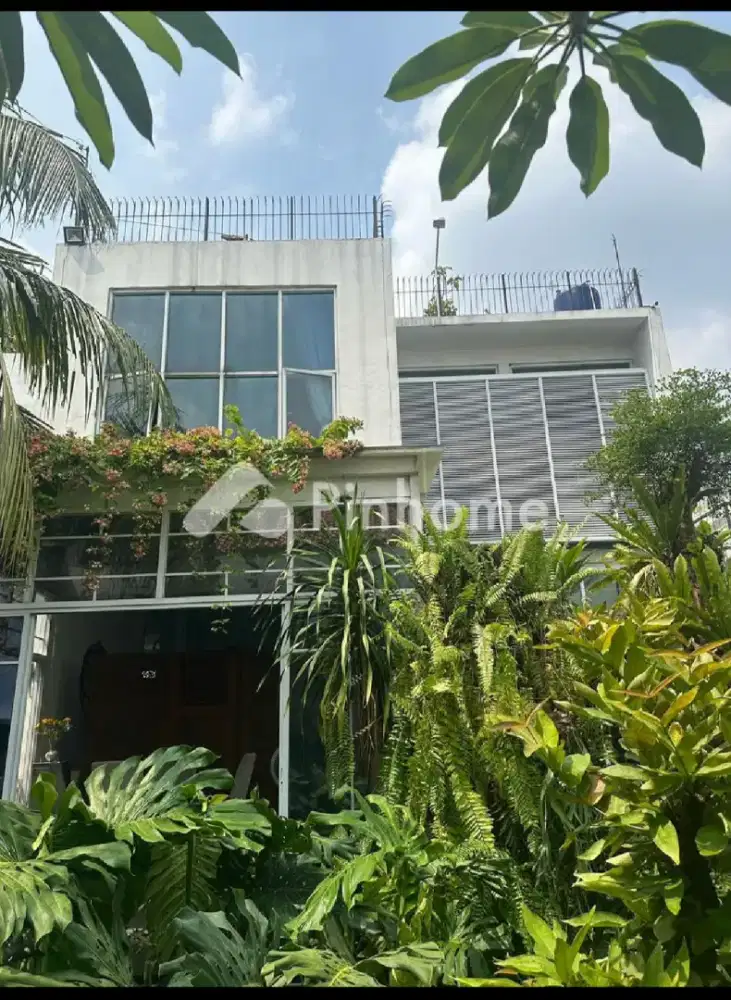 RUMAH MEWAH STRATEGIS 5+3 KT dan 5 KM di RAWAMANGUN Jakarta Timur