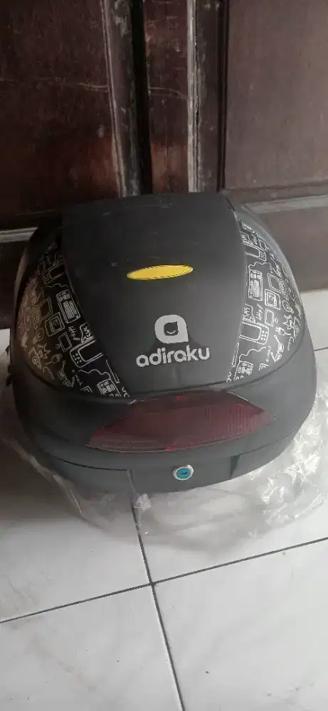 BOX MOTOR ADIRA HITAM – MUAT BANYAK, COCOK BUAT HARIAN & KERJA!