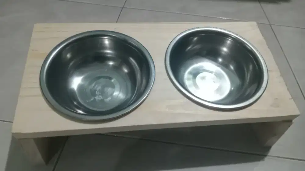 Tempat makan kucing