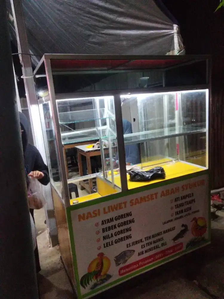 Etalase pralatan usaha dagang.