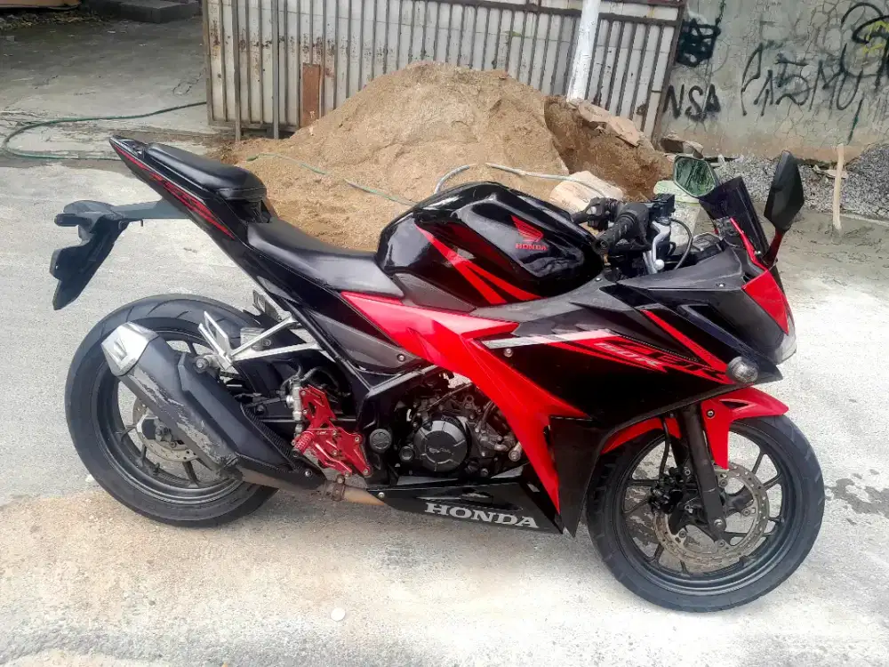 Honda CBR 150 facelift merah hitam 2017 dki selatan komplit original