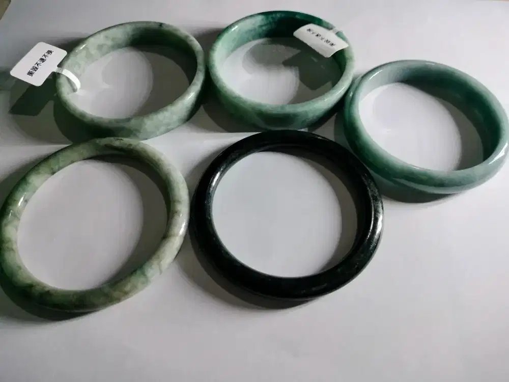 Gelang batu Giok