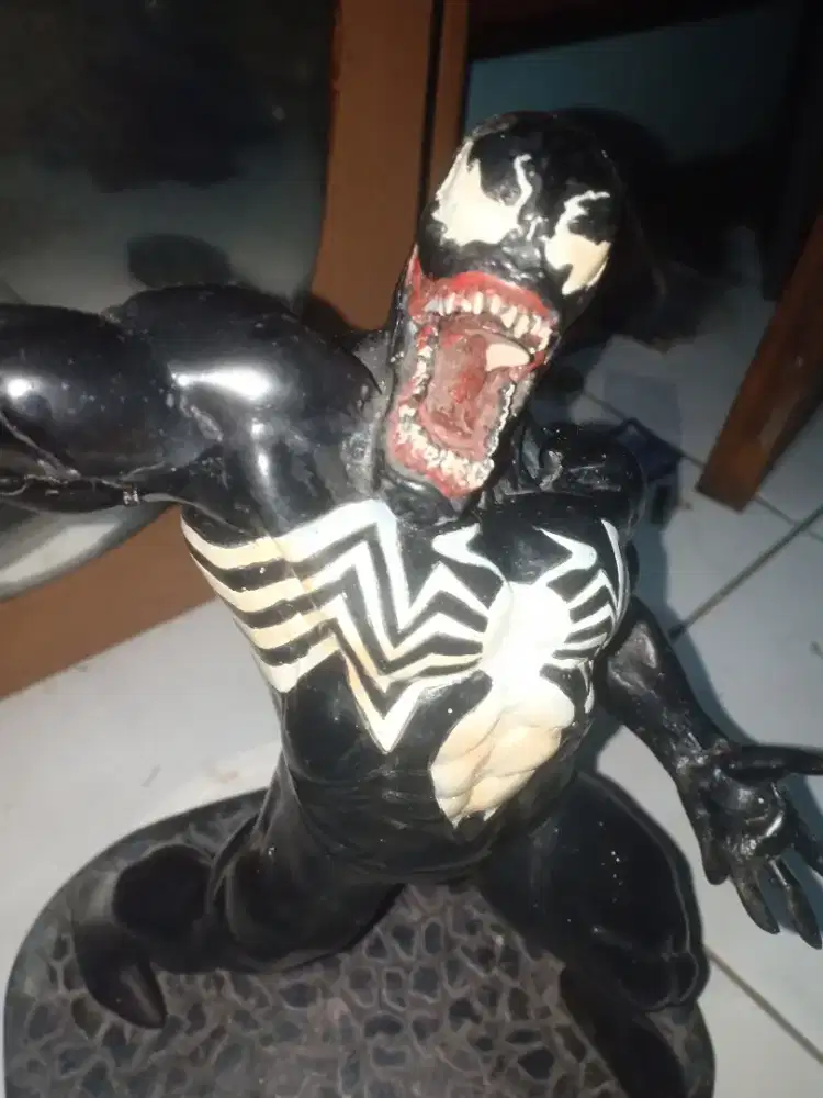 Patung venom spiderman
