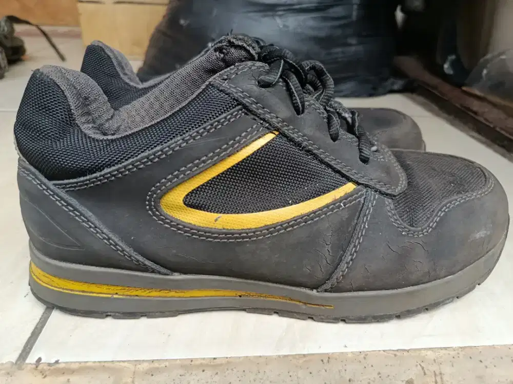 Sepatu safety jogger turbo