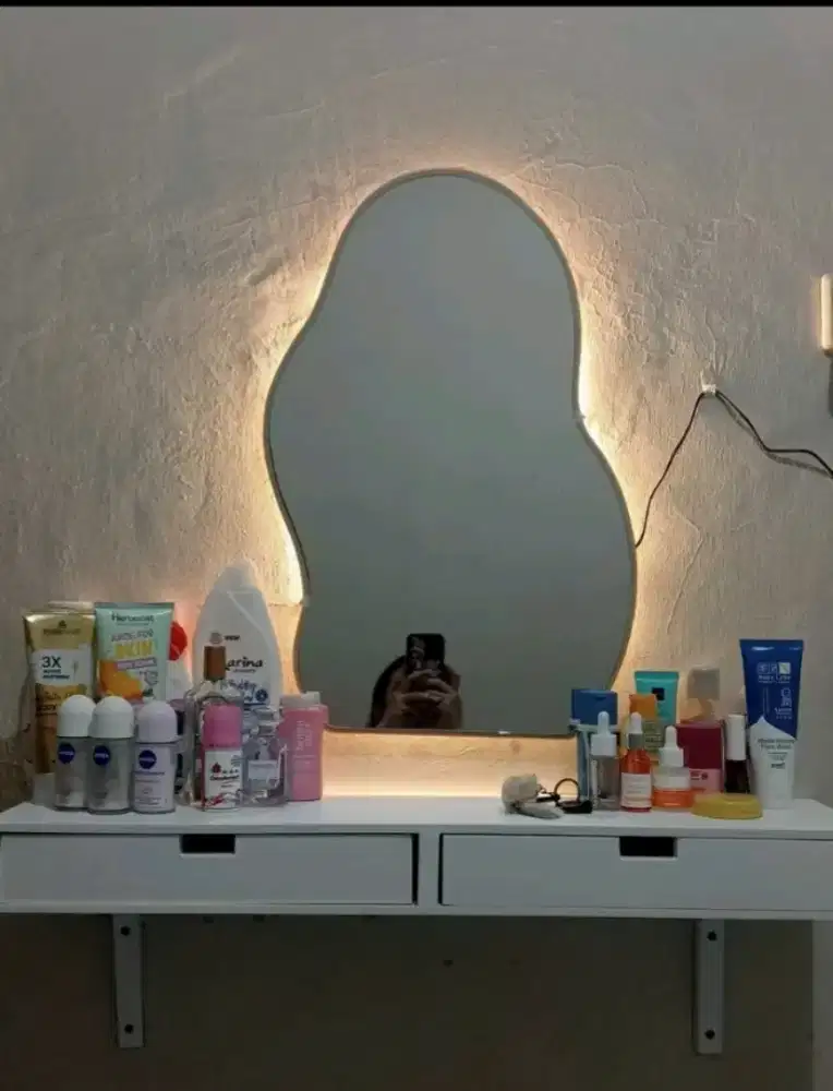 Rak dinding kosmetik