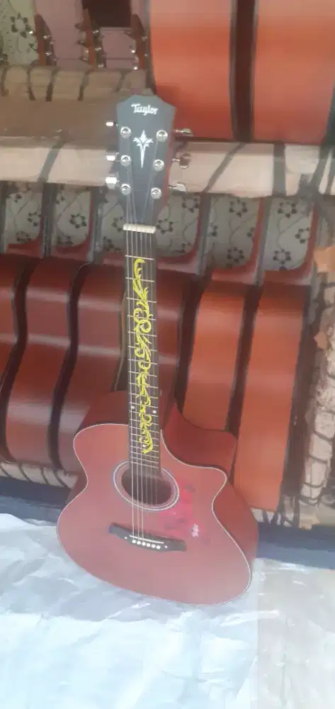 GITAR TAYLOR AKUSTIK JUMBO