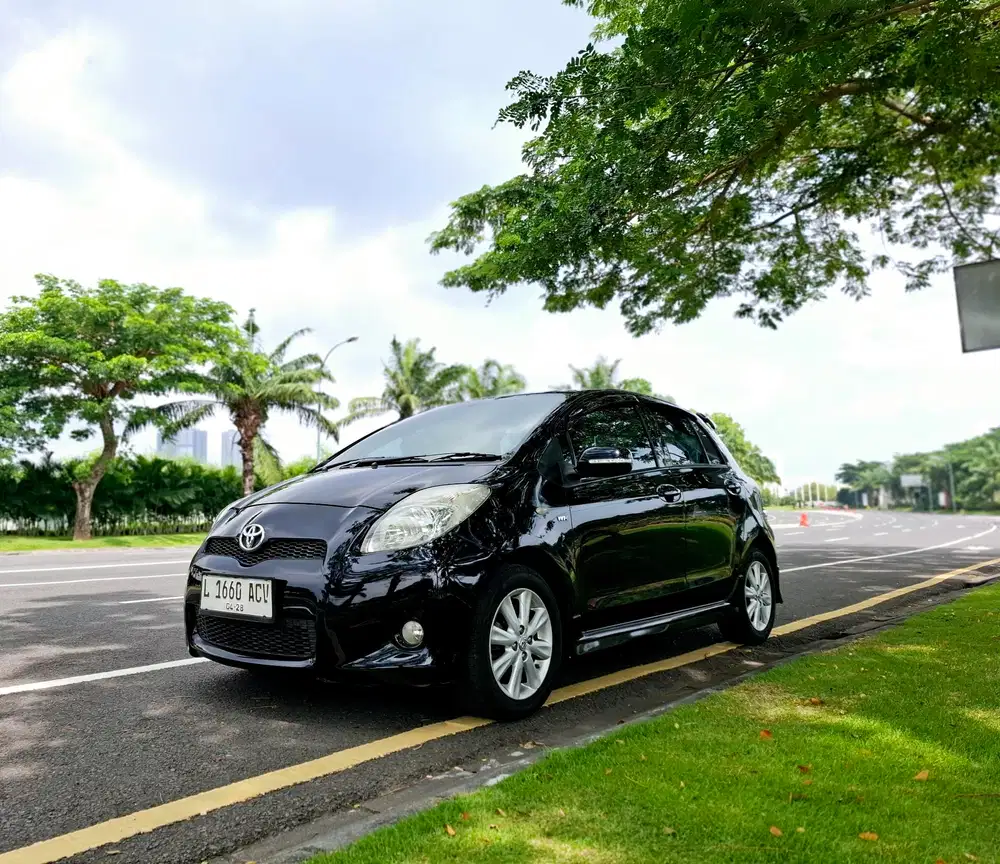 YARIS 1.5 E MATIC 2013 HITAM