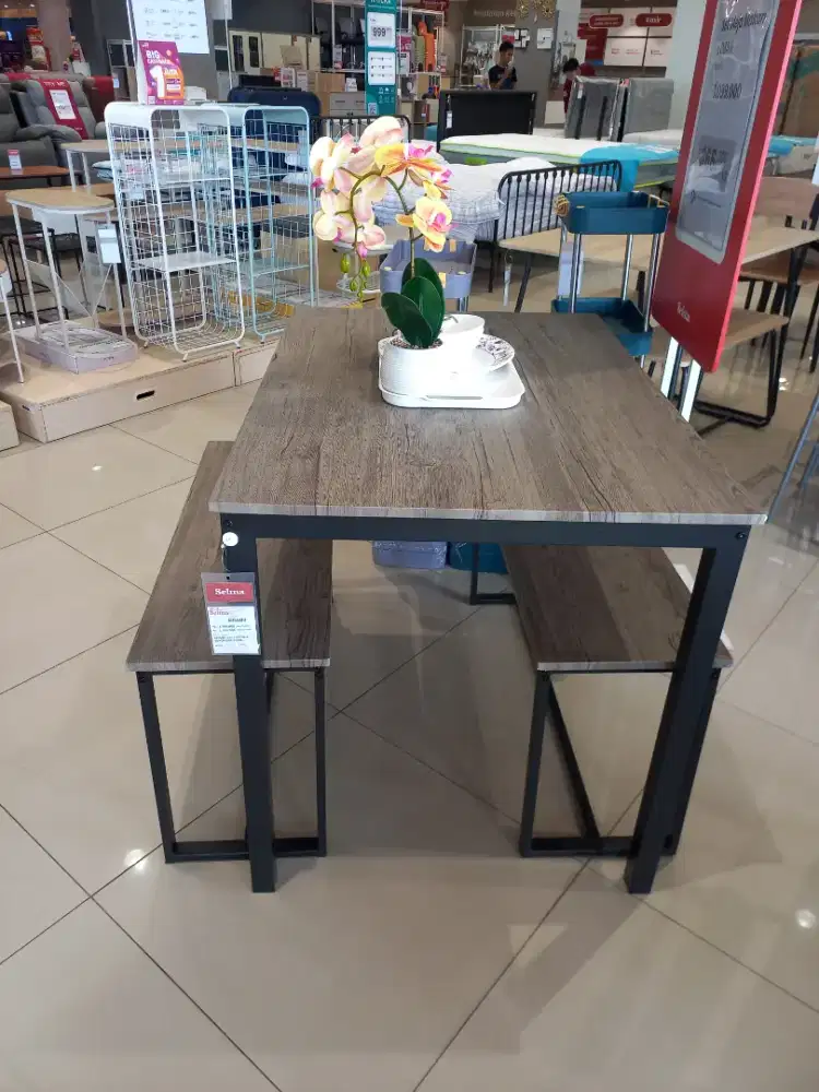 Meja makan lyman