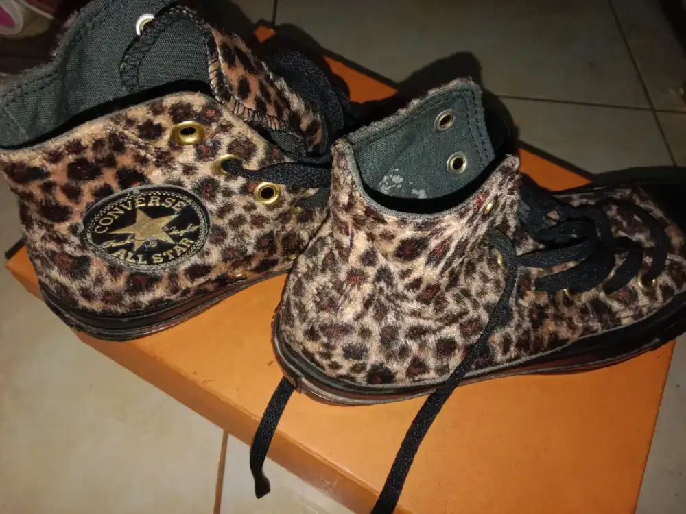 Di jual sepatu converse