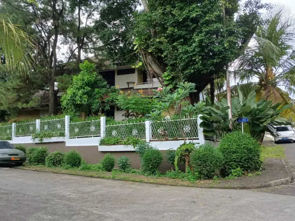 Rumah Taman luas di Puri Cinerr, murah, jual cepat, di lingkungan Asri