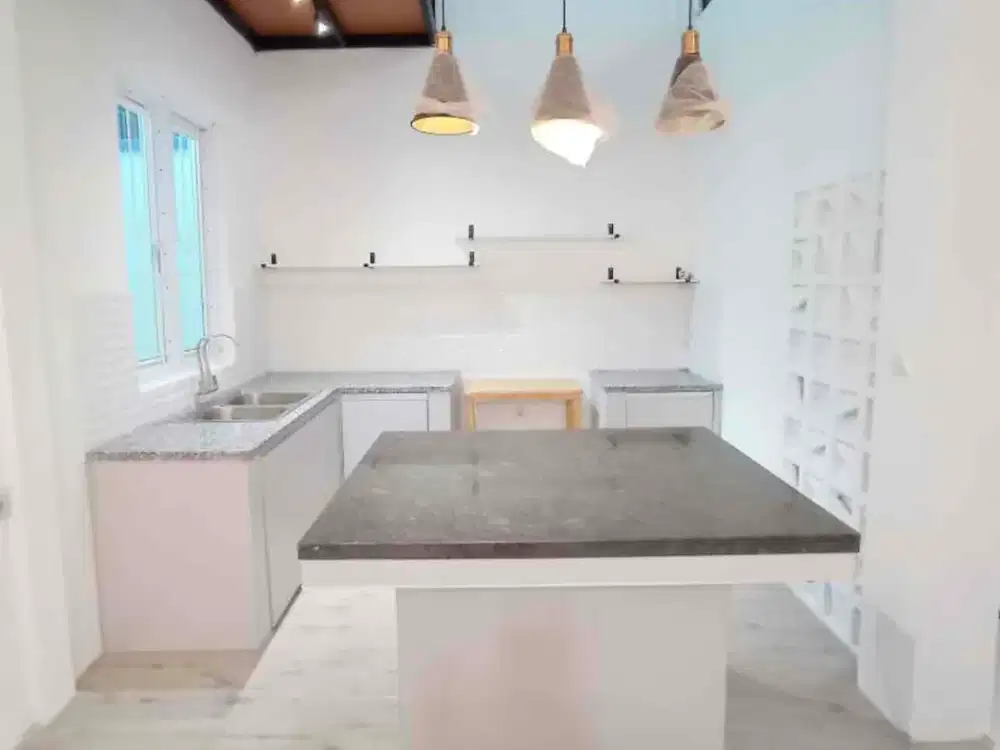 Di sewa Rumah baru 2 lantai ada 4 kamar tidur bisa parkir 2 mobil semi furnish AC dan water heater bebas banjir di Rawamangun Jakarta Timur