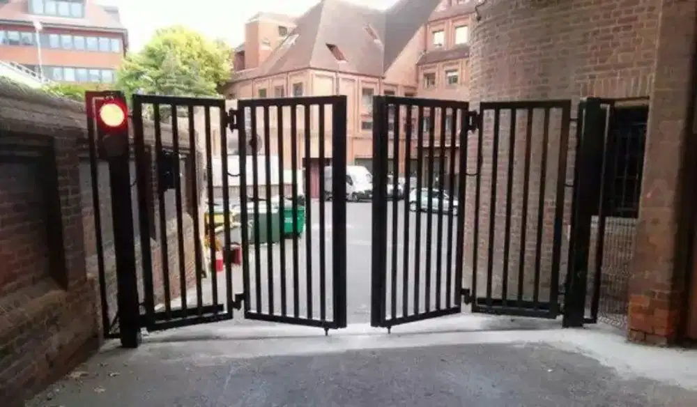 PINTU LIPAT OUTDOOR BESI