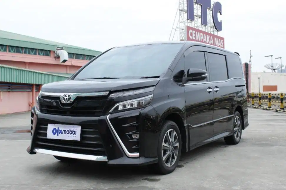 TDP 14JT Toyota Voxy 2.0 Bensin-AT Hitam 2018