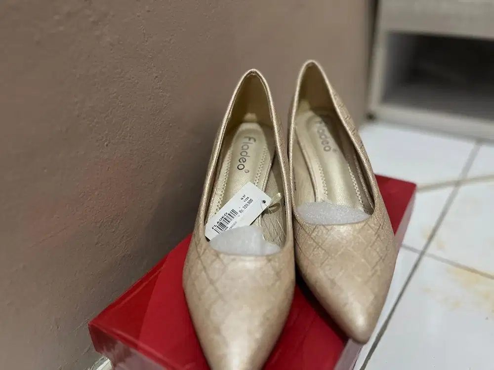 Sepatu flatshoes fladeo NEW uk 37, gold