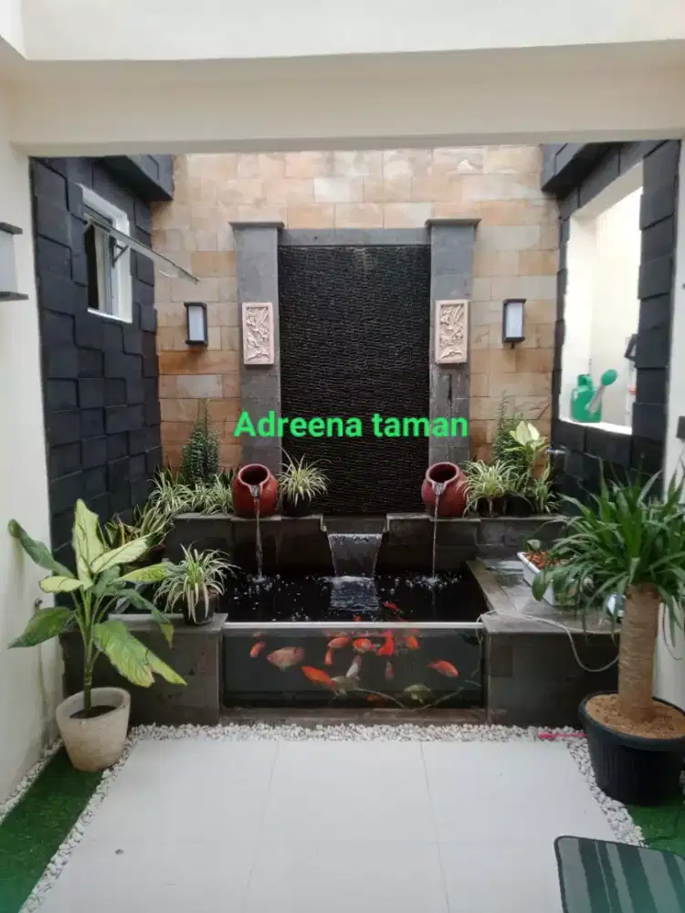 Tukang kolam koi.