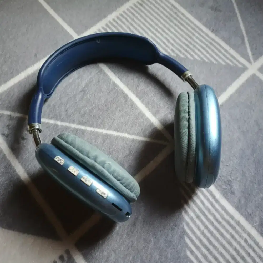 Headphone bluetooth biru